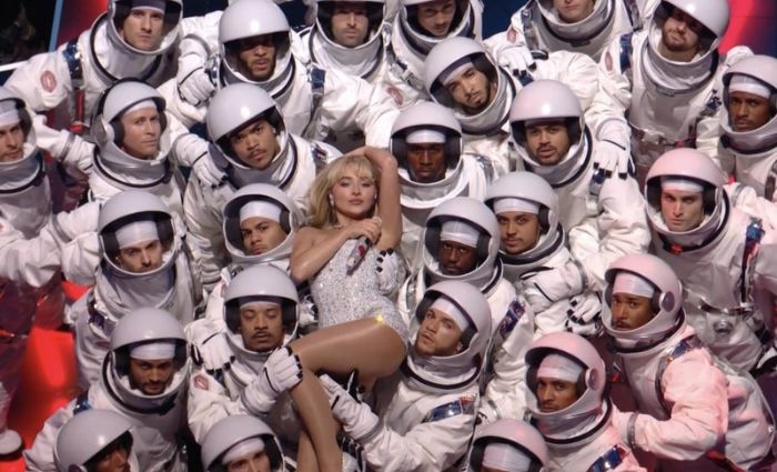 Van Toffler returns to VMAs; MTV brings back music videos